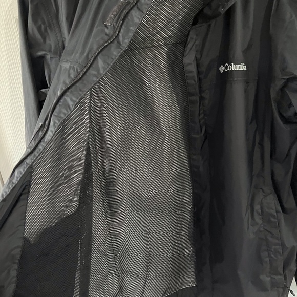 Columbia medium,unisex black windbreaker hooded, 23inches armpit, good condition - Picture 3 of 5